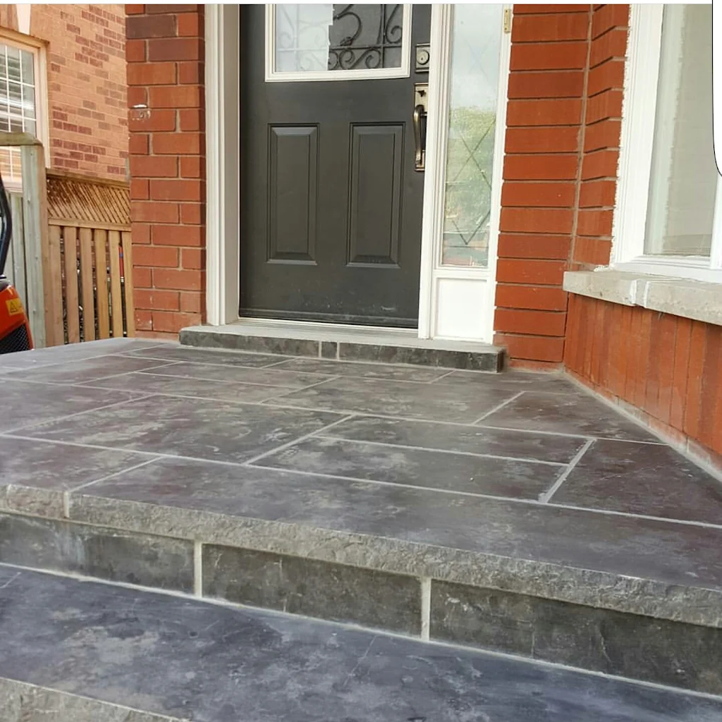 Curved interlock walkway with two-tone pattern